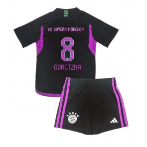 Maillot de foot Bayern Munich Leon Goretzka #8 Extérieur enfant 2023-24 Manches Courte (+ pantalon court)